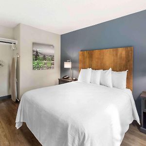 Deluxe Studio 1 Queen Bed Non-Smoking